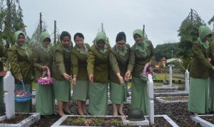 Persit Kartika Chandra Kirana Rem 071 Ziarah ke Makam Pahlawan