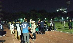 Pendukung Prabowo Sapu Sampah Jokowi di Stadion Sriwedari