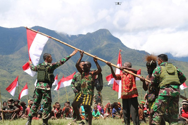 Warga Puncak Jaya Serahkan Alat Perang, Deklarasi Setia NKRI