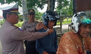 Sat Lantas Polres Muna Gelar Operasi Simpatik dan Pembagian Helm