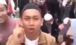 Pria Ini Mau Penggal Kepala Jokowi (Video) Pria Ini Mau Penggal Kepala Jokowi (Video)