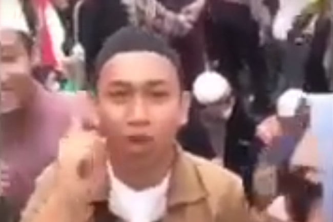 Pria Ini Mau Penggal Kepala Jokowi (Video)