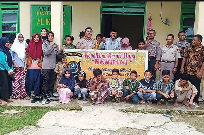 Foto Bersama Kapolres Muna Sambangi Pondok Pesantren Al Ikhlas Raha