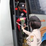 Mayday, Polwan Polres Metro Jakbar Bagikan Bunga di Trafick Light Slipi