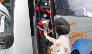 Mayday, Polwan Polres Metro Jakbar Bagikan Bunga di Trafick Light Slipi
