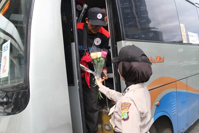 Mayday, Polwan Polres Metro Jakbar Bagikan Bunga di Trafick Light Slipi