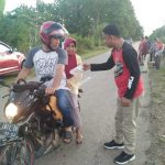 WTA Bagikan Takjil Ramadhan di Perbatasan Muna