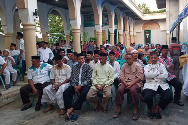 Bapak-Bapak Ibu-Ibu 3000 Warga Muna Hadiri Buka Puasa Bersama dr Baharuddin