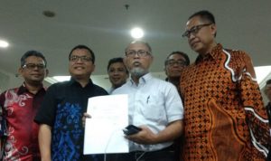 Bambang Widjojanto Serahkan Bukti Baru Paslon 01 Harus Didiskualifikasi Bambang Widjojanto Serahkan Bukti Baru Paslon 01 Harus Didiskualifikasi