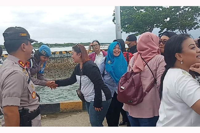 Kedatangan Bhayangkari Polda Sultra Kunjungi Sejumlah Destinasi Wisata di Muna