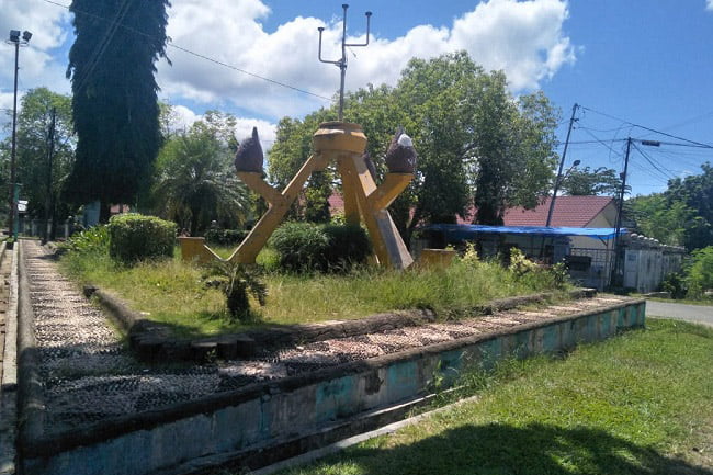 Tugu Salak Ditumbuhi Semak Belukar, Dana Perawatan Kemana?