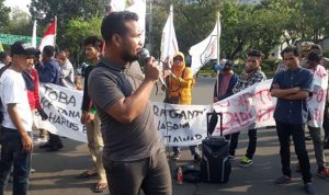 Masa Aksi Bela Rakyat Desak Pemulangan TKA China di PLTU Tanjung Karang Masa Aksi Bela Rakyat Desak Pemulangan TKA China di PLTU Tanjung Karang