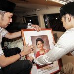 Rakyat Pertanyakan Kematian Bu Ani? Apa benar Bu Ani Yudhouono meninggal? Oleh: Muslim Arbi Rakyat Pertanyakan Kematian Bu Ani? Apa benar Bu Ani Yudhouono meninggal? Oleh: Muslim Arbi