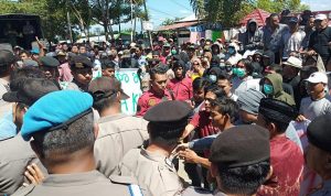 Tak Lulus Penetapan Anggota DPRD Wajo, Simpatisan Arifuddin Demo Tak Lulus Penetapan Anggota DPRD Wajo, Simpatisan Arifuddin Demo