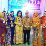 Ketua TP PKK Kapuas Kembangkan Batik Benang Bintik