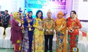 Ketua TP PKK Kapuas Kembangkan Batik Benang Bintik