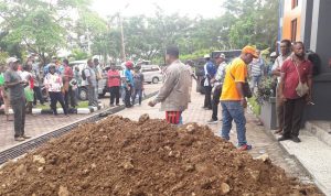 Pengusaha OAP Lakukan Aksi Pemalangan Kantor Bappeda Papua Barat