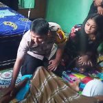 Kapolres Muna dan Istri Berikan Tali Asih ke Keluarga Aipda Arif Kapolres Muna dan Istri Berikan Tali Asih ke Keluarga Aipda Arif