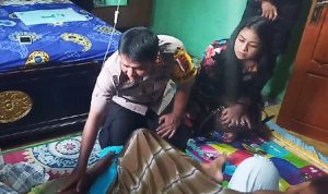 Kapolres Muna dan Istri Berikan Tali Asih ke Keluarga Aipda Arif Kapolres Muna dan Istri Berikan Tali Asih ke Keluarga Aipda Arif