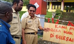 Wakil Bupati Sorong Buka Palang Masyarakat Adat Suku Moi Wakil Bupati Sorong Buka Palang Masyarakat Adat Suku Moi
