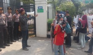 Emak-emak Korban Pinjaman Online Gruduk Pengadilan Negeri Jakpus