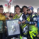Bupati Kotabaru Terima Cenderamata Dari Peserta Karnaval 17 Agustus