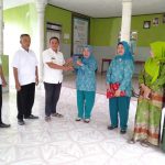 Kepala Kampung Penawar Serahkan Bantuan Ekonomi Kreatif