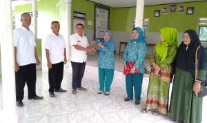 Kepala Kampung Penawar Serahkan Bantuan Ekonomi Kreatif