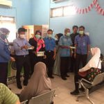 Agus Cahyono Bagikan Masker kepada Pelanggan