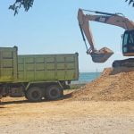 Bongkar Muat Material Batu Split di Pelabuhan Raha Tuai Masalah