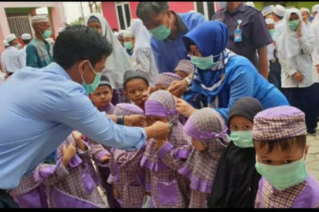 Agus Cahyono Bagikan Masker kepada Pelanggan