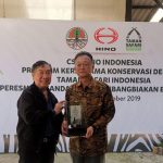 Peduli Satwa Langka, Hino Bangun Kandang Elang Jawa di Taman Safari