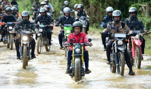 Presiden Jokowi Coba Jalan Perbatasan Kalimantan Naik Motor