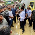 Jokowi Sambangi Penanganan Bencana Banjir di Sukajaya Jokowi Sambangi Penanganan Bencana Banjir di Sukajaya