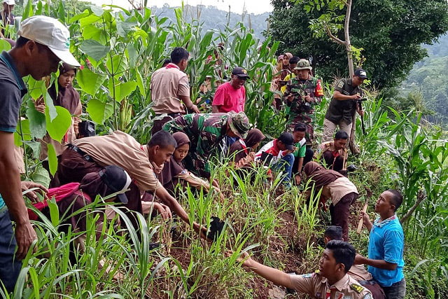 Pengurus LPLH KS Turut Serta Penanaman Budidaya Rumput Vetiver