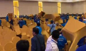 Kongres PAN Rusuh, Kursi Pun Beterbangan