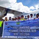 Pesawat Trigana Air ATR72-200 Test Landing di Bandara Waghete