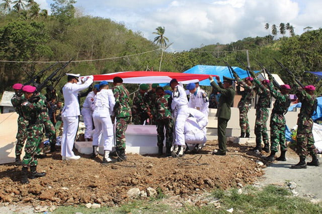 Yonmarhanlan X Gelar Upacara Pemakaman Militer Alm Mayor Laut (PM) Marthen L Aronggear