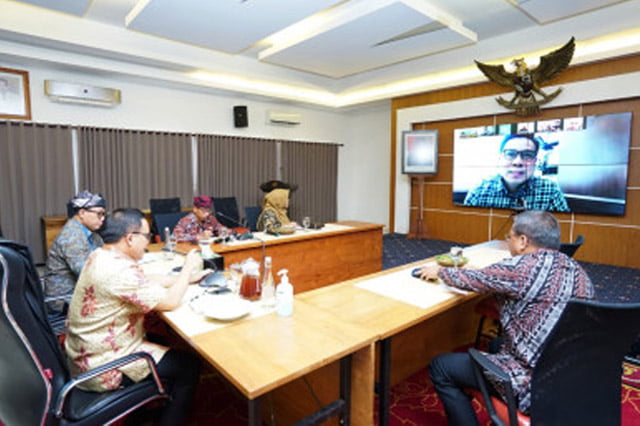 Bupati Banyuwangi Koordinasi Dengan Pimpinan Perbankan Via Online