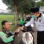 Anggota DPR RI PKS Bagikan Masker dan Hand Sanitizer ke Driver Ojol