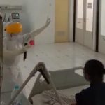 Hibur Pasien, PDP Petugas Covid-19 RSUD Blambangan Karaoke-an Lagu India