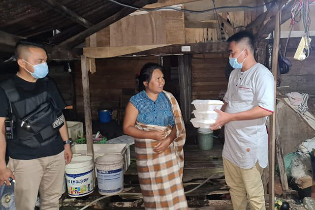 Berbagi di Bulan Ramadhan, Wakapolres Muna Sambangi Kawasan Kumuh