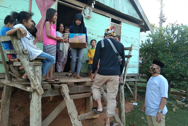 Berbagi di Bulan Ramadhan, Wakapolres Muna Sambangi Kawasan Kumuh