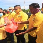 Ramly Umasugi Bagikan Sembako ke Anggota Partai Golkar Kabupaten Buru