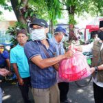 Gugus Tugas Covid-19 Banyuwangi Bagikan Sembako dan Masker di Terminal