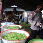 Brimob, TNI dan Pemda Buru Buka Dapur Lapangan Untuk Warga
