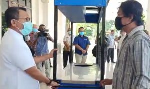 Bupati Buru Serahkan Bantuan 25 Gerobak Bakso ke Pedagang