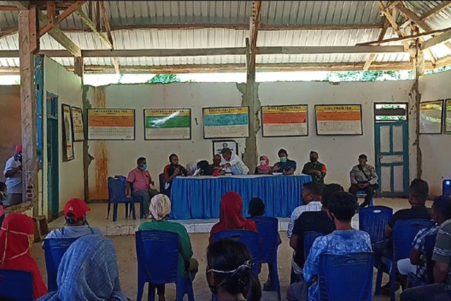 Plt Kades Banggai Dianggap Tak Adil Atur BLT, Warga Segel Kantor Desa