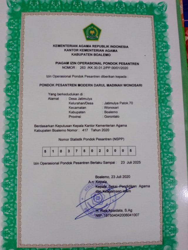 Rais Abaidata Serahkan Piagam Izin Operasional Pondok Pesantren Modern Darul Madinah Wonosari Gorontalo