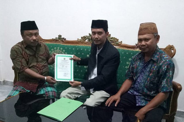 Rais Abaidata Serahkan Piagam Izin Operasional Pondok Pesantren Modern Darul Madinah Wonosari Gorontalo